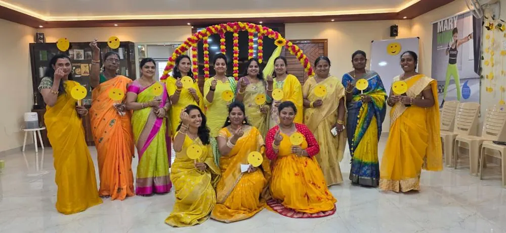 క్లబ్ పసుపు రంగు థీమ్ రోజున మహిళా సభ్యులు