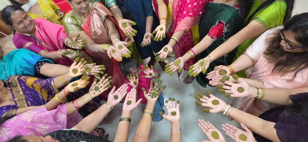 గోరింటాకు వేడుకలో అందరి చేతులు కలిసి
