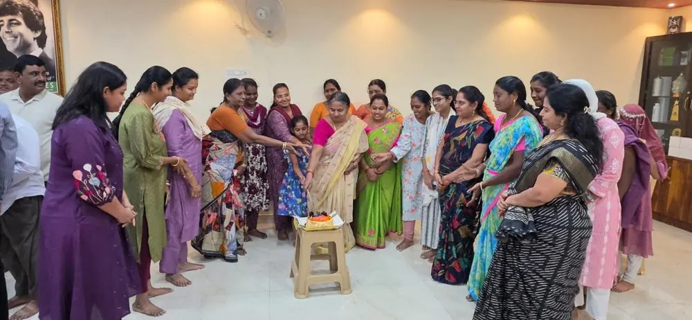 క్లబ్‌లో కలిసి వేడుక చేసుకుంటున్న మహిళా సభ్యులు